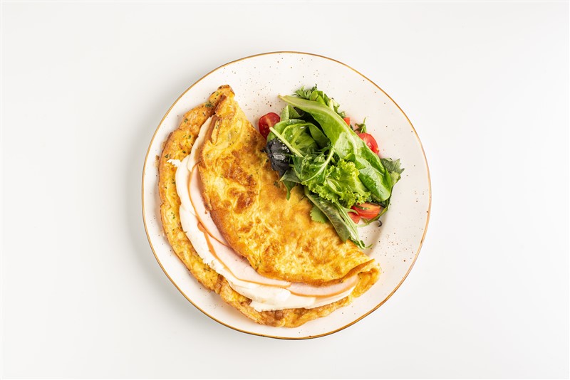 Омлет по-деревенски с индейкой и сыром