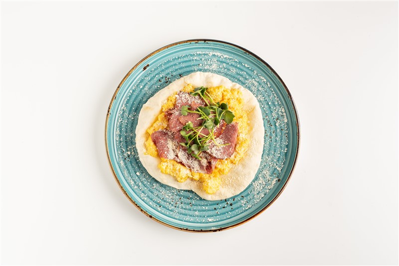 Скрэмбл на лепешке с копченой кониной и копченым куртом