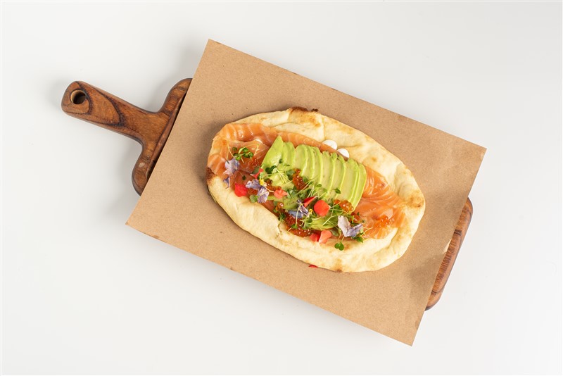 Яйцо пашот с авокадо и слабосоленой семгой на свежей лепешке